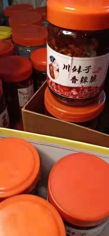 川妹子,开过饭店,卖过红木,最后选择了自己从小耳闻目睹的制作辣椒酱