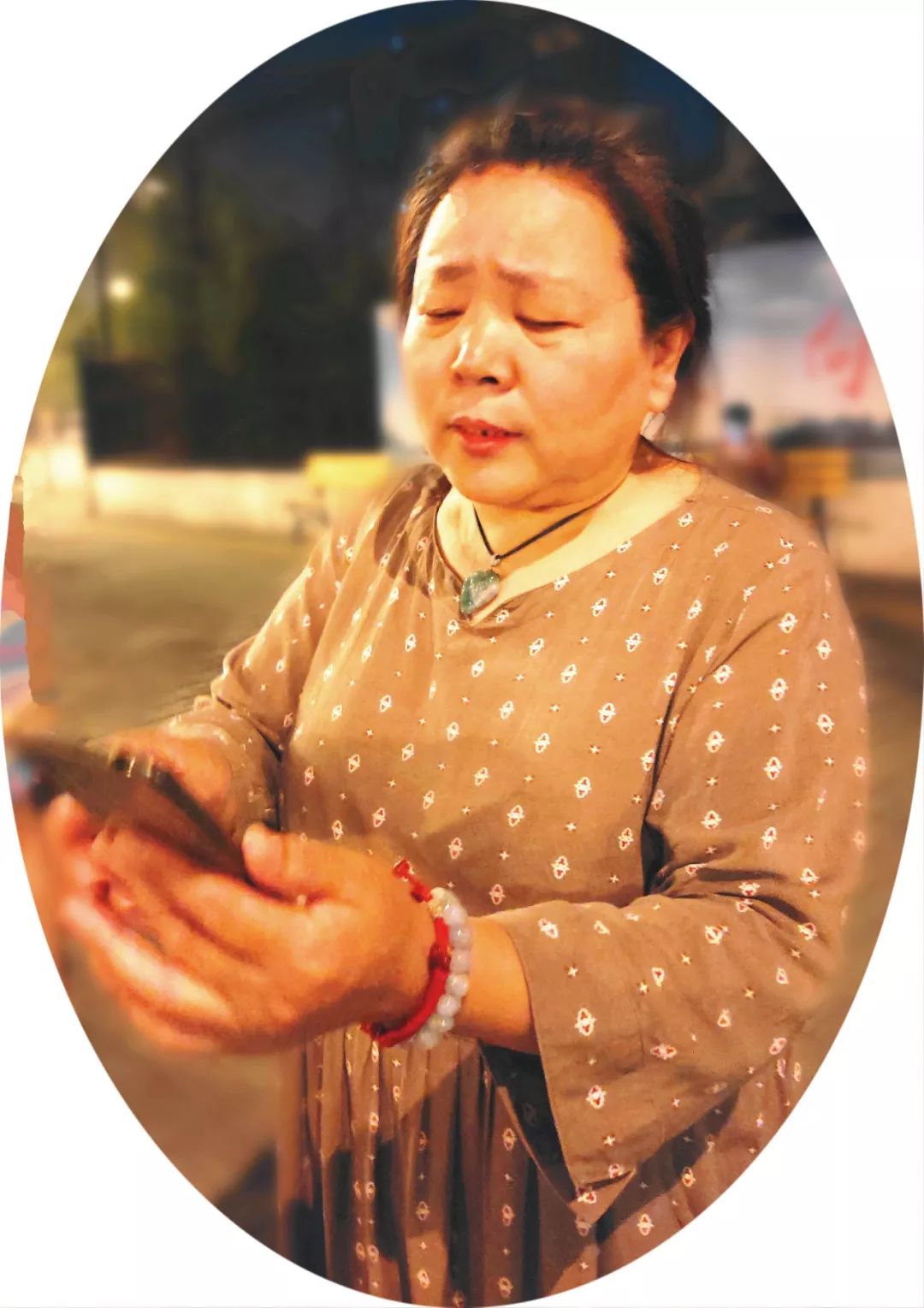 姚大姐环岛捡手机一波三折巧寻失主张淑英之所以能在紧急时刻果断地