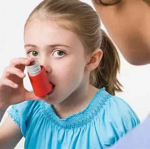 记住了,是硫酸沙丁胺醇气雾剂,是哮喘急性发作的首选药物之一,常用的