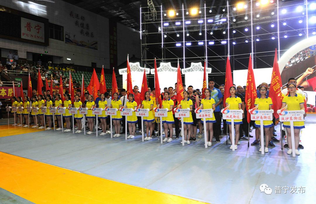 由中国人民解放军96727部队6名战士擎旗手和我市6名运动员擎旗手护着