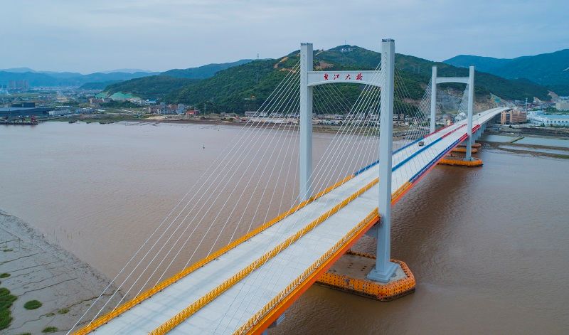 甬台温高速公路复线瑞安至苍南段主线双向贯通未来可看温州最美海岸线