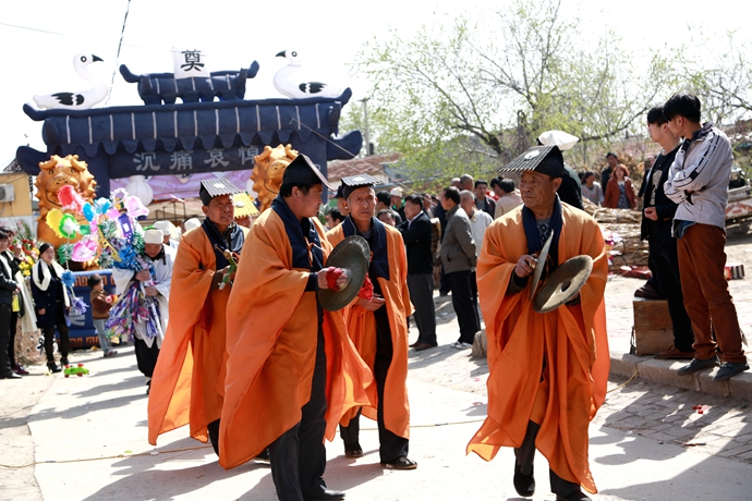 招魂开始了,道士乐队走在最前面.扛幡的紧跟其后.