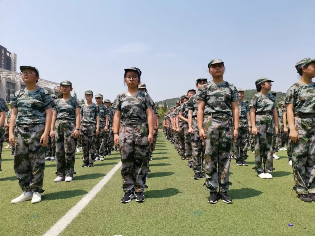 军训故事5甜酸苦辣勤训练一二三四展英姿中加2019军训初展锋芒高中组