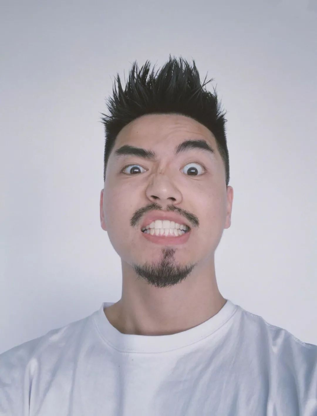 粗硬发质的男生留这款短发最帅