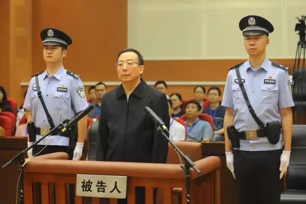 统战部原部长曾志权受贿案,对被告人曾志权以受贿罪判处无期徒刑,剥夺