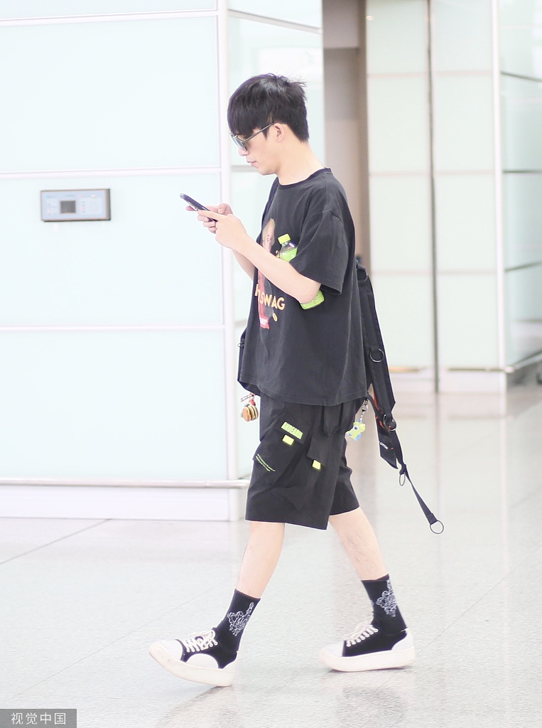 大张伟变低头族与妻子分开走 刘迎秀美腿瘦身成功