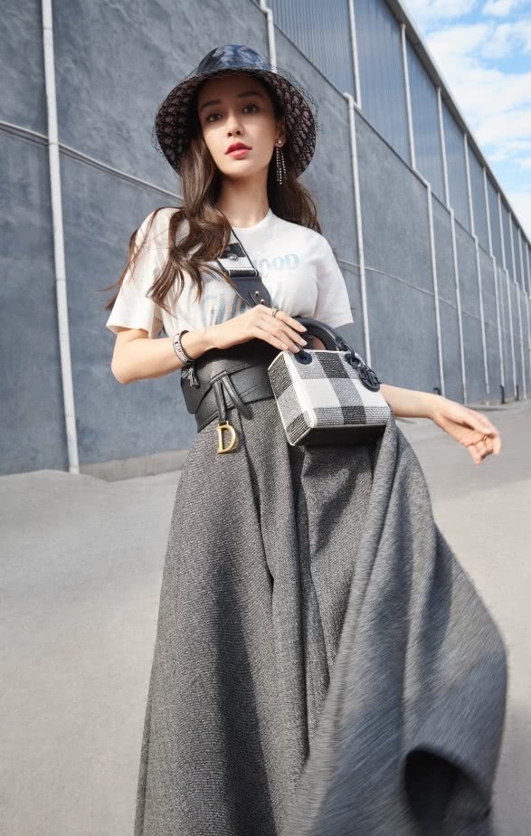 杨颖真瘦到了极致腰带还要系两条15cm宽才能勒住裙子