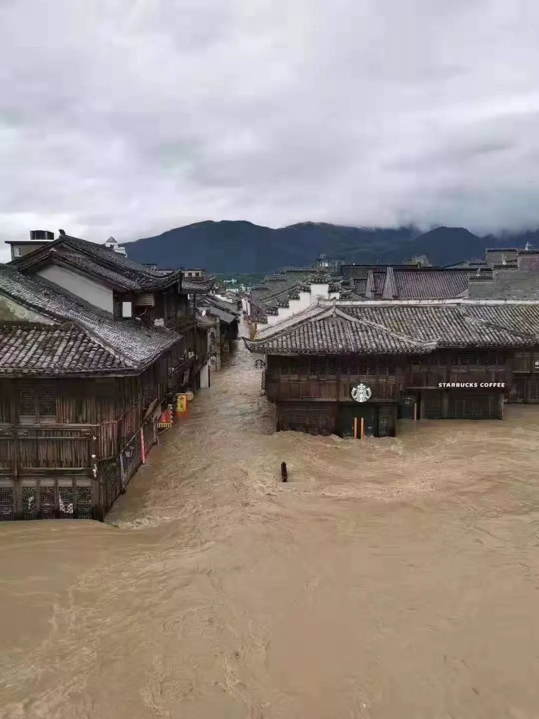 江南大峡谷景区漂流设施全部被冲毁,道路毁坏;东湖