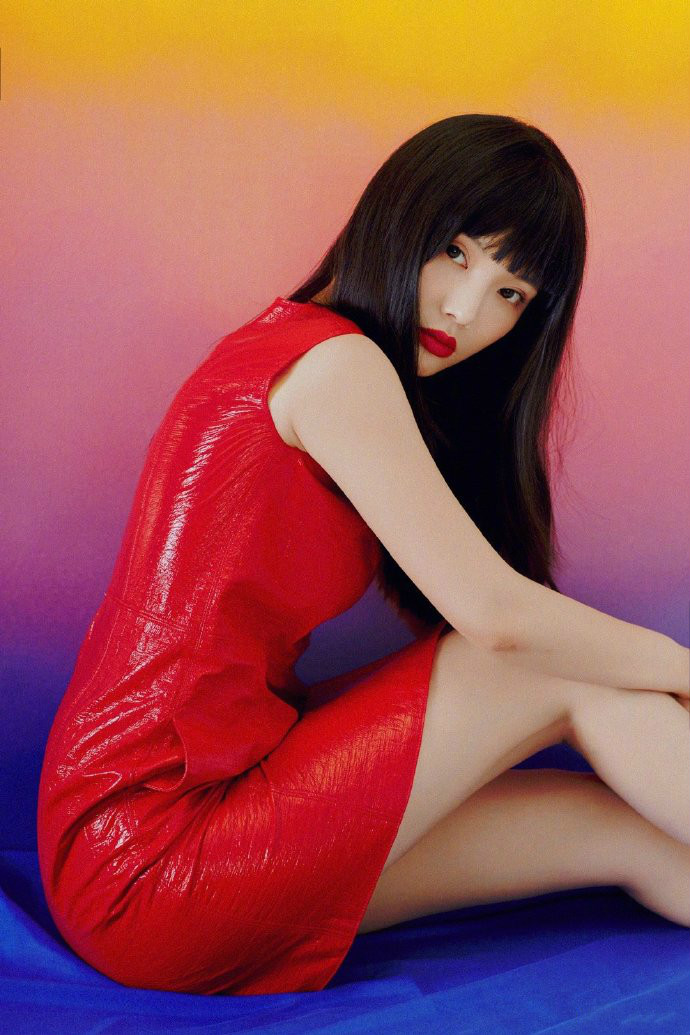 徐冬冬紧身皮裙穿得张扬一字刘海配红唇冷艳打扮美回大嫂