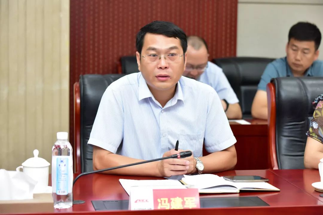 座谈会由冯建军主持.双明媚简要介绍了兰州新区概况及目前发展情况.