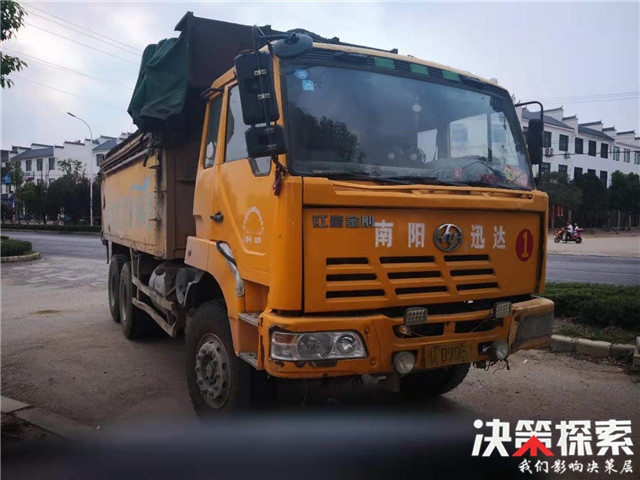 本次行动,共出动警力90余人,警车8辆,查处报废渣土车2辆,无牌渣土车2