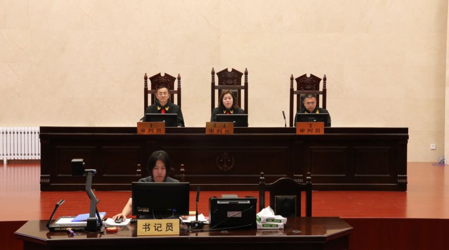 8月16日,鄂尔多斯市中级人民法院一审公开审理被告人李海成故意杀人