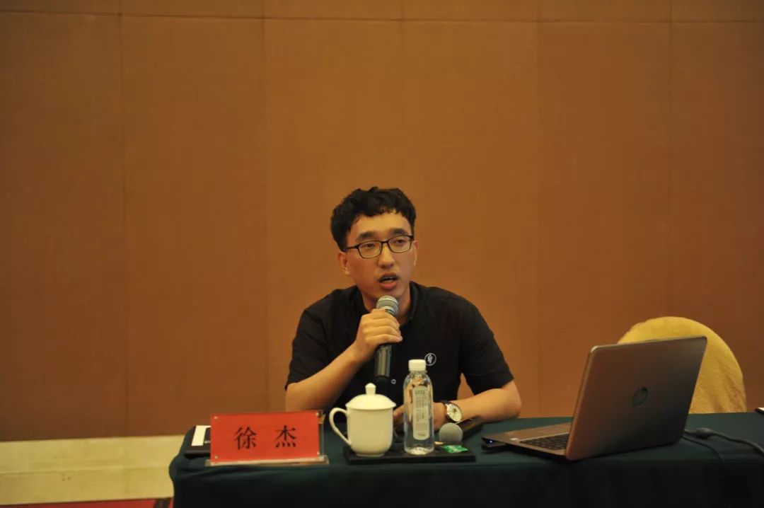 童群飞老师上课鄞州区垃圾分类领导小组办公室的童群飞和徐杰两位老师