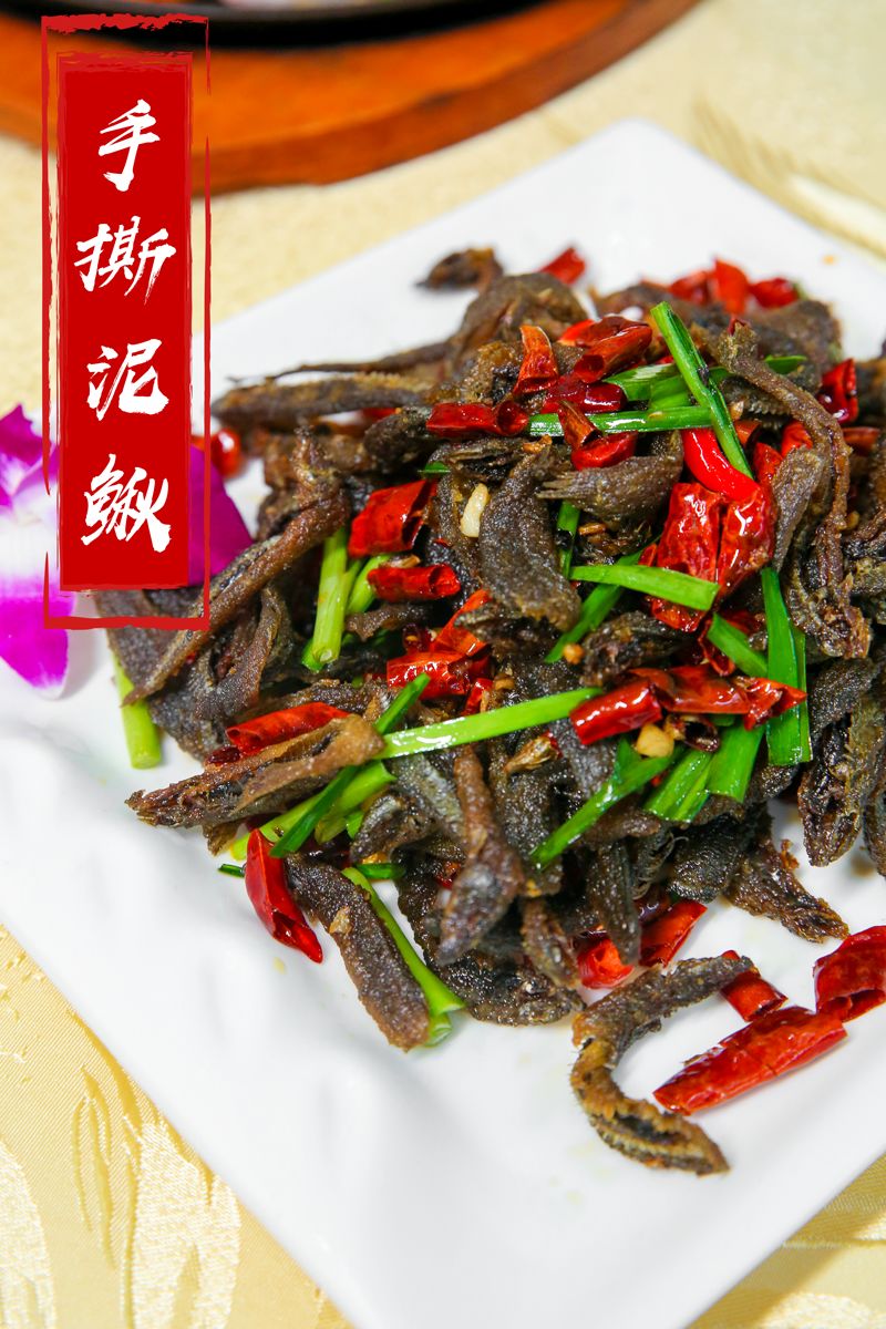 作为下酒菜必备,这道手撕泥鳅嚼劲十足,香辣的口感回味无穷,连粘在手
