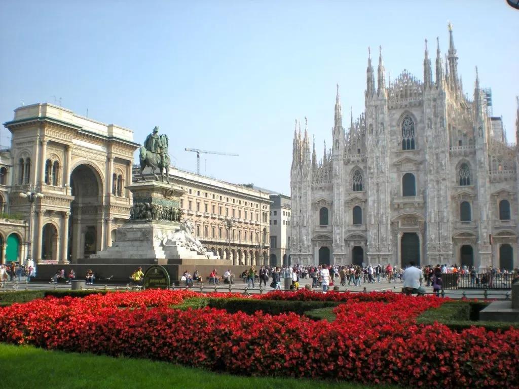 米兰duomo广场或将迎新貌,和棕榈树说拜拜?你最喜欢它哪年的模样?