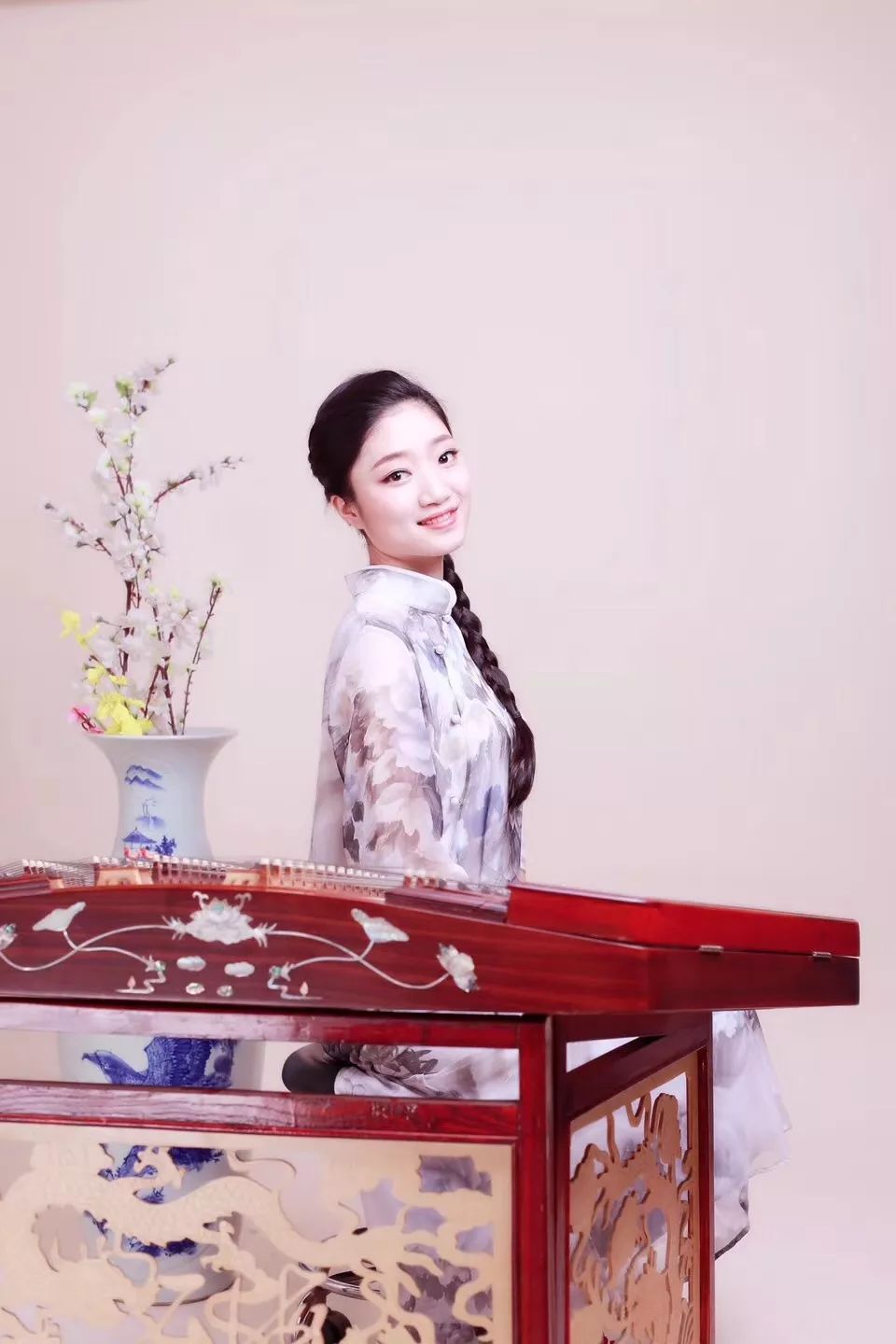 李梦蝶,青年扬琴演奏家,陕西音乐家协会会员,亚洲扬琴协会会员,2007年