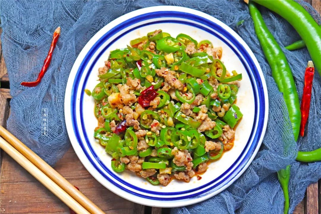 做好的辣椒肉沫可以做菜,也可以直接拌面之类的一定要放点糖才有回味