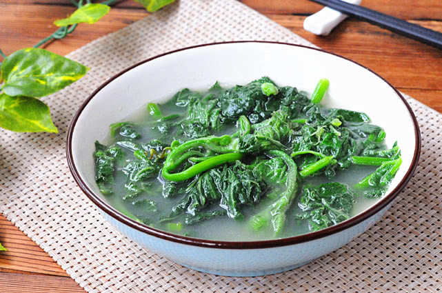 南瓜藤适合清炒,而南瓜嫩尖适合煮汤,用高汤煮出来