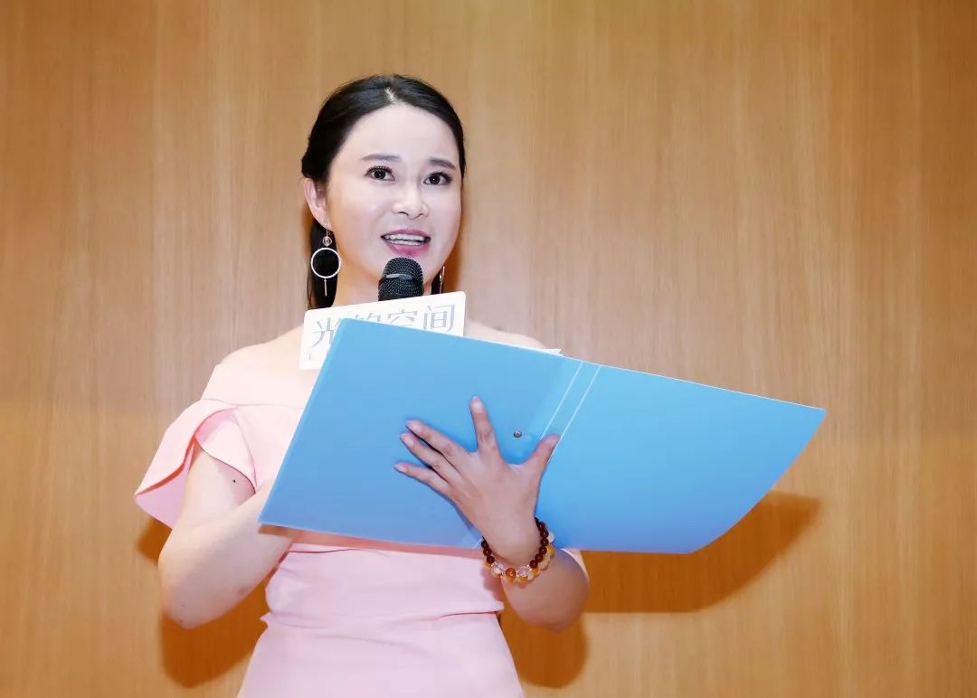 动态与世界分享文学之美安谅新书公益签赠活动在沪举办