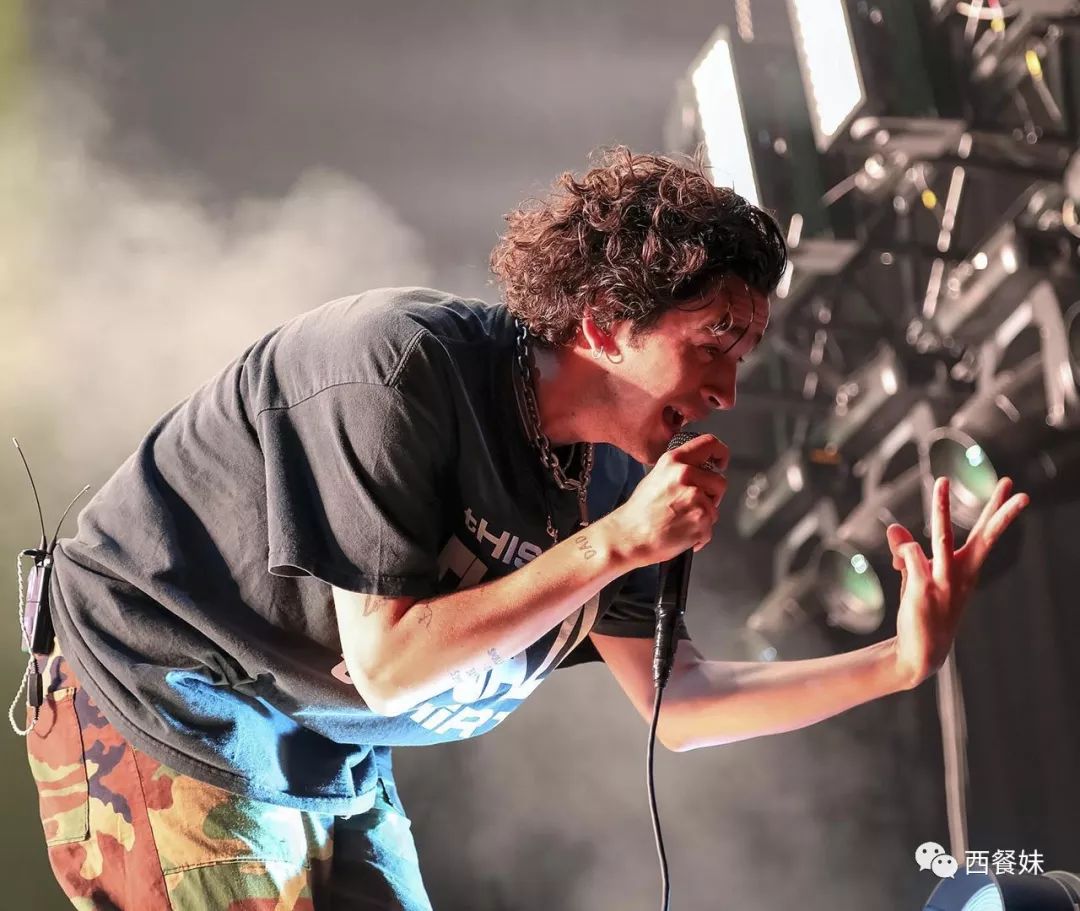 最近摇滚乐队the 1975的巡演就来到了最富有的国家迪拜