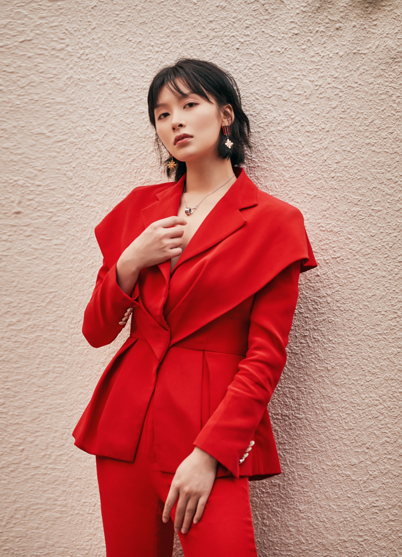 李萌萌中国红写真曝光大气穿搭诠释东方美