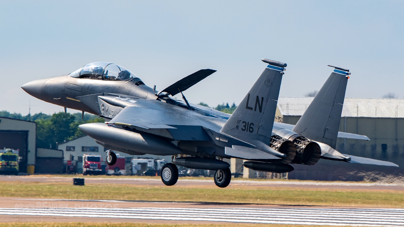 这个基地有两个f-15e战机中队,分别是第492d战斗机中队,第494战斗机