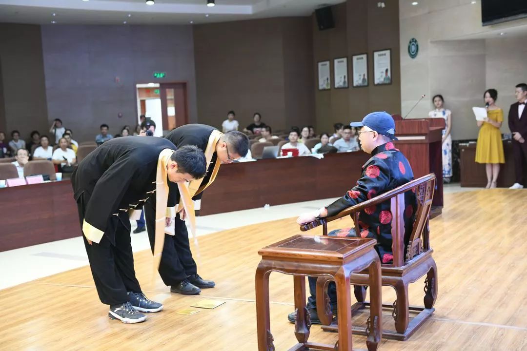 表心声奖先进行拜师礼这场医师节庆祝大会有欢笑有感动