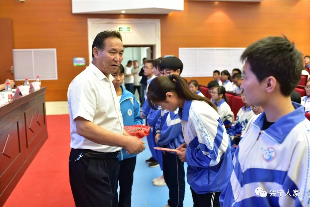 五中校长童毅四中校长魏成章三中校长王俊峰(本人未到)国际医疗队代表