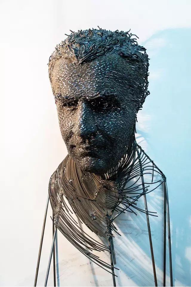 这位艺术家用工业金属线画出了历史人物的肖像