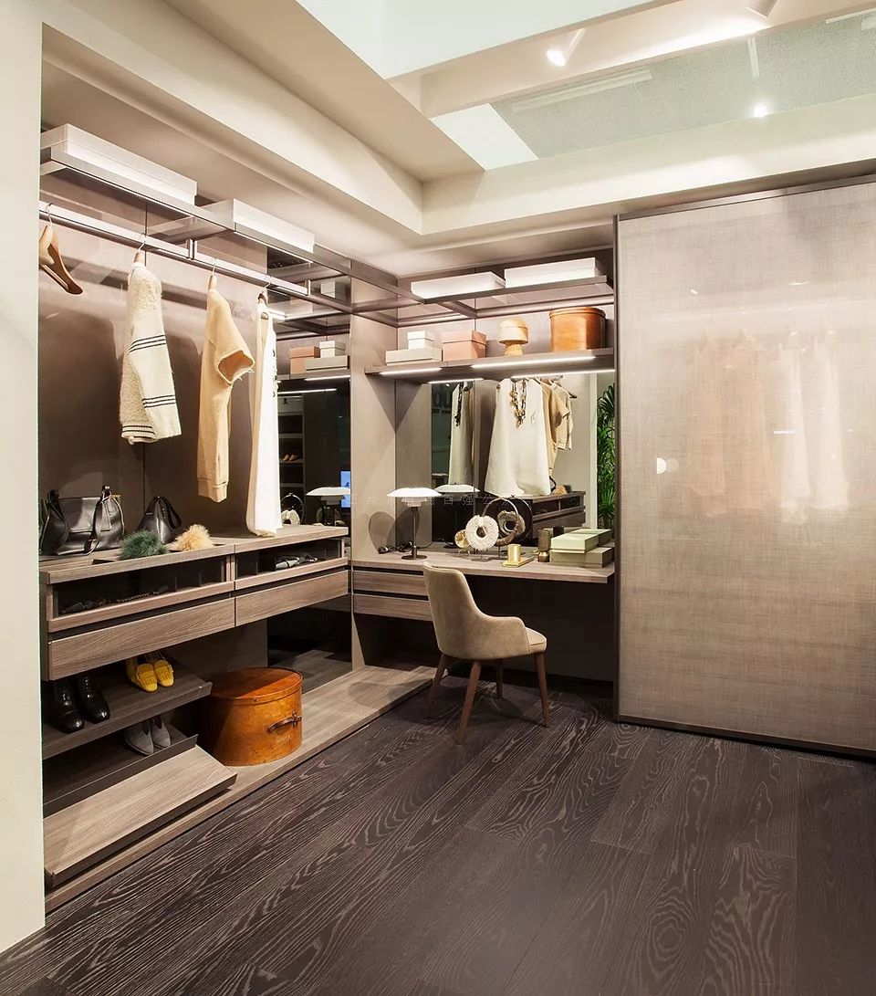 板材的华丽转身邂逅极简意式衣帽间