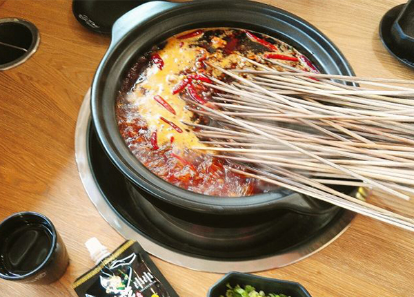 麻渣渣洪七公火锅串串精致武侠风体现麻辣美食的独特体验