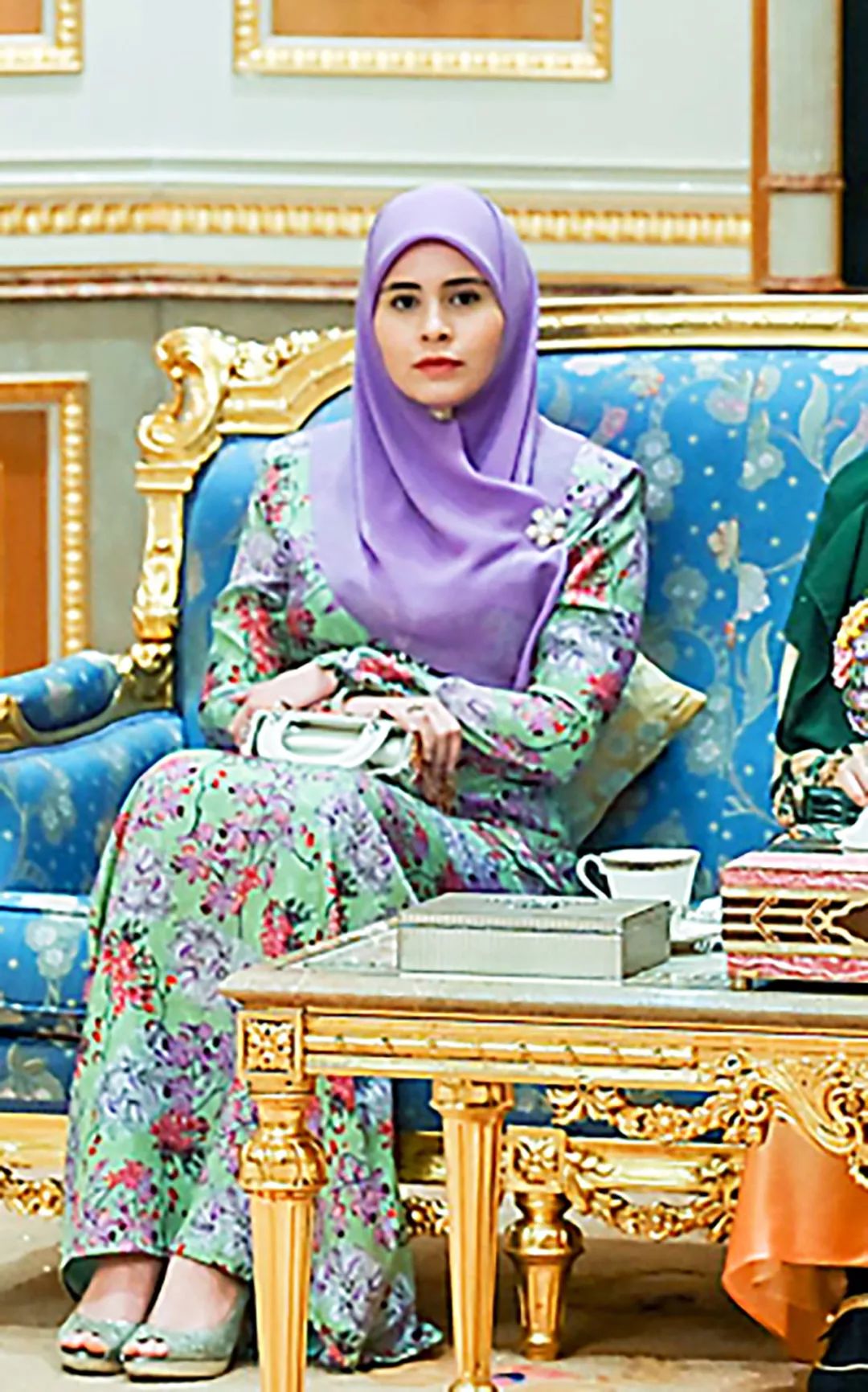 文莱王妃陪王子迎贵宾17岁新娘已完美蜕变在老公身边惊艳了