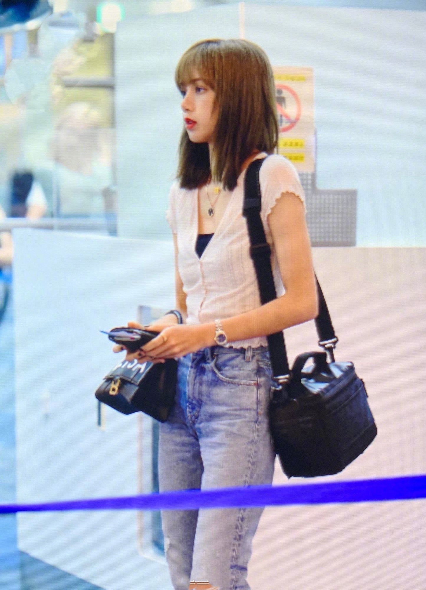 lisa又换新发色亚麻棕色衬出白嫩肌肤短袖搭高腰裤穿成小腰精