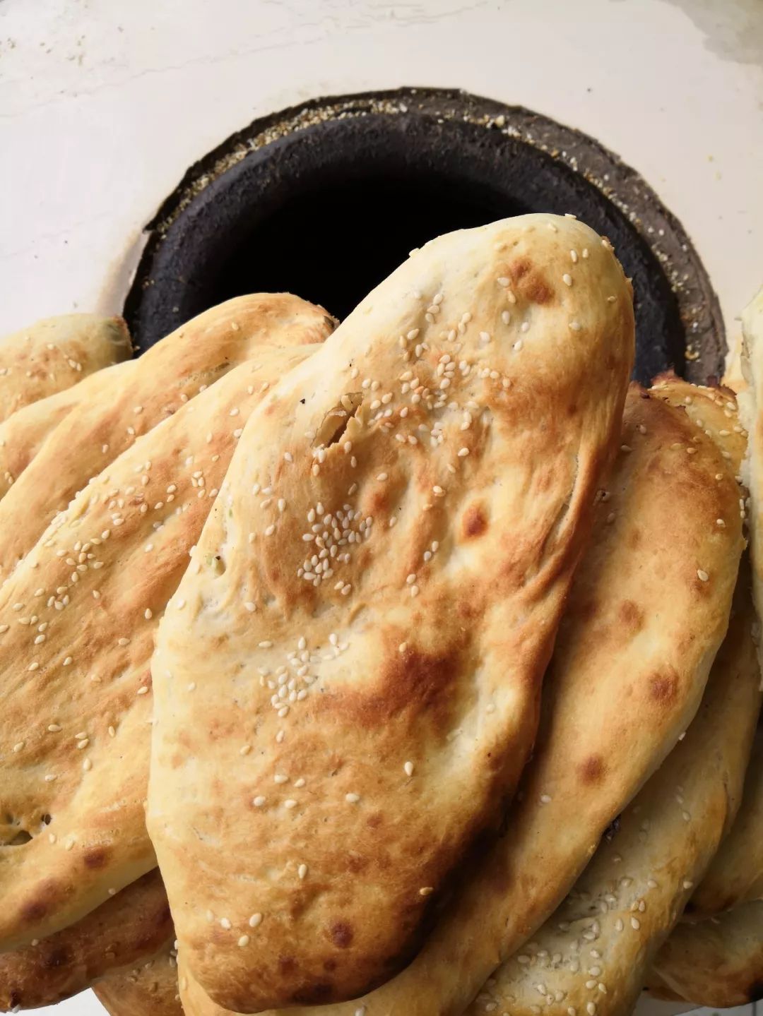 外酥里嫩,唇齿留香.鞋底饼烧饼:在东明制作历史较久.