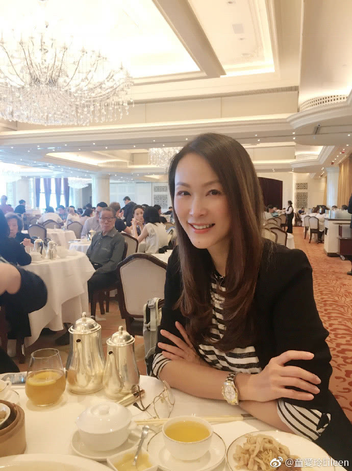 47岁童爱玲近照颜值减龄20岁凭一角爆红嫁富商幸福至今