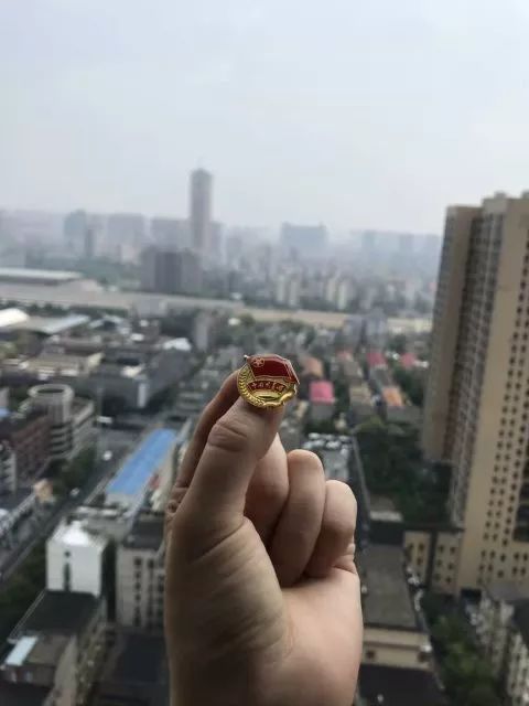 行走的团徽配图图片