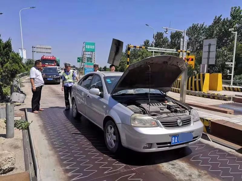 车辆抛锚高速口菏泽高速交警支队三大队民警热心帮忙推车