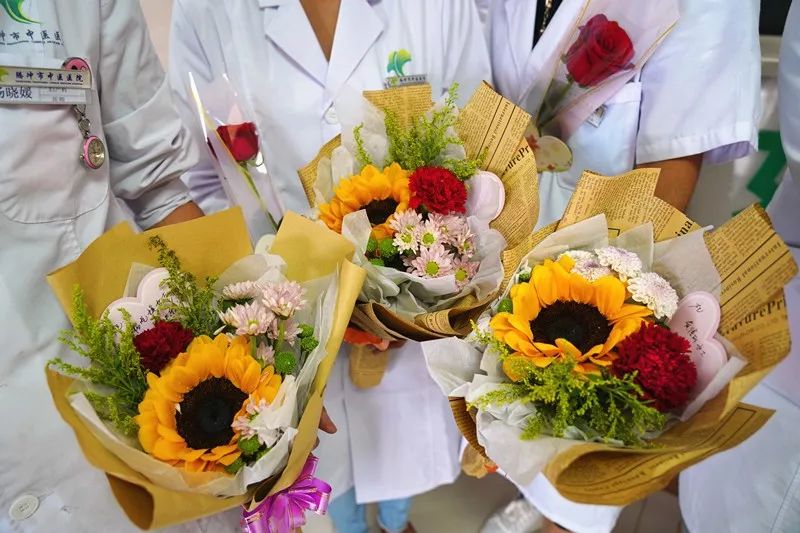 医院领导及部分职能科室主任,为奋斗在一线的医务工作者送上鲜花及