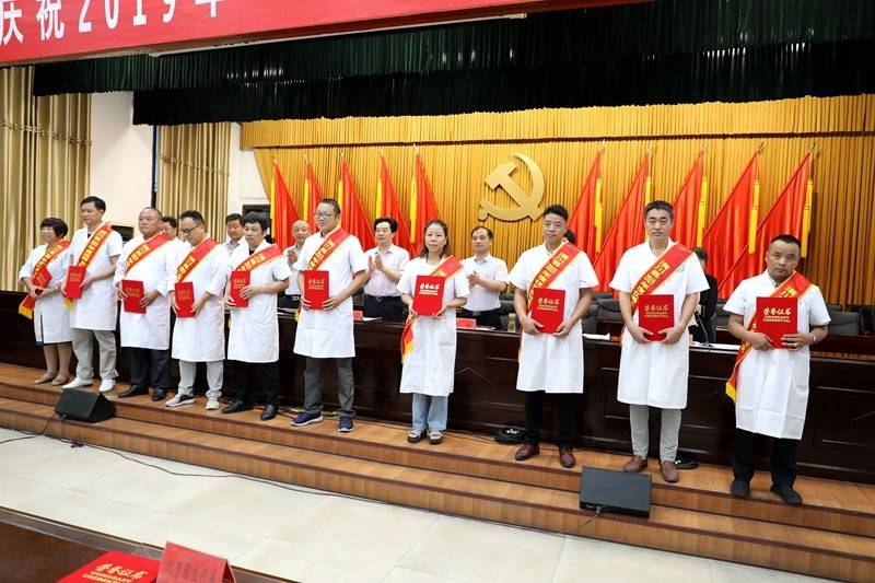 宣传部部长沈伟宣读县政府表彰决定出席领导会议现场潢川县隆重召开