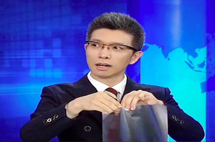 新闻联播新闻稿长什么样?央视主持人康辉欧阳夏丹为大家揭秘