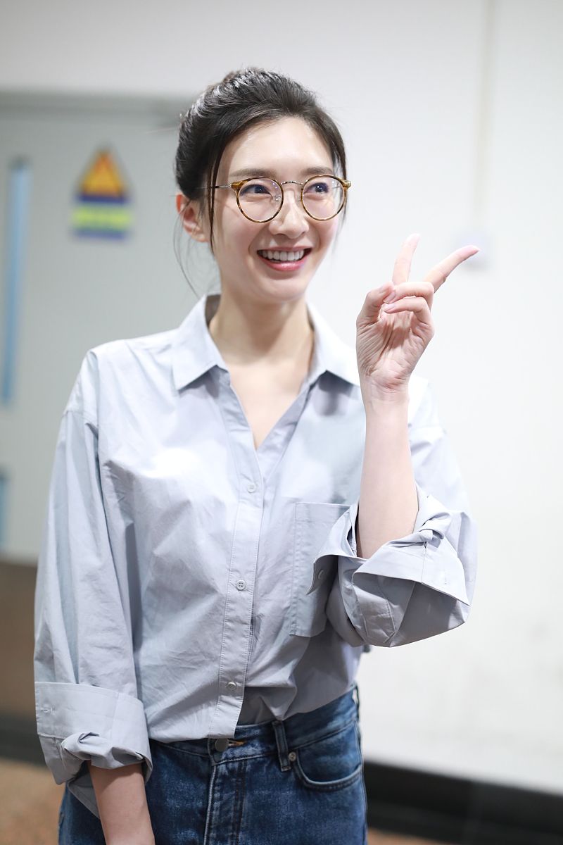 衬衫控?江疏影穿各色衬衫似少女,戴圆框眼镜配大红唇气场无敌
