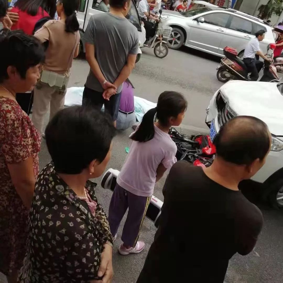 富强路交通事故,骑电动车女子当场身亡!