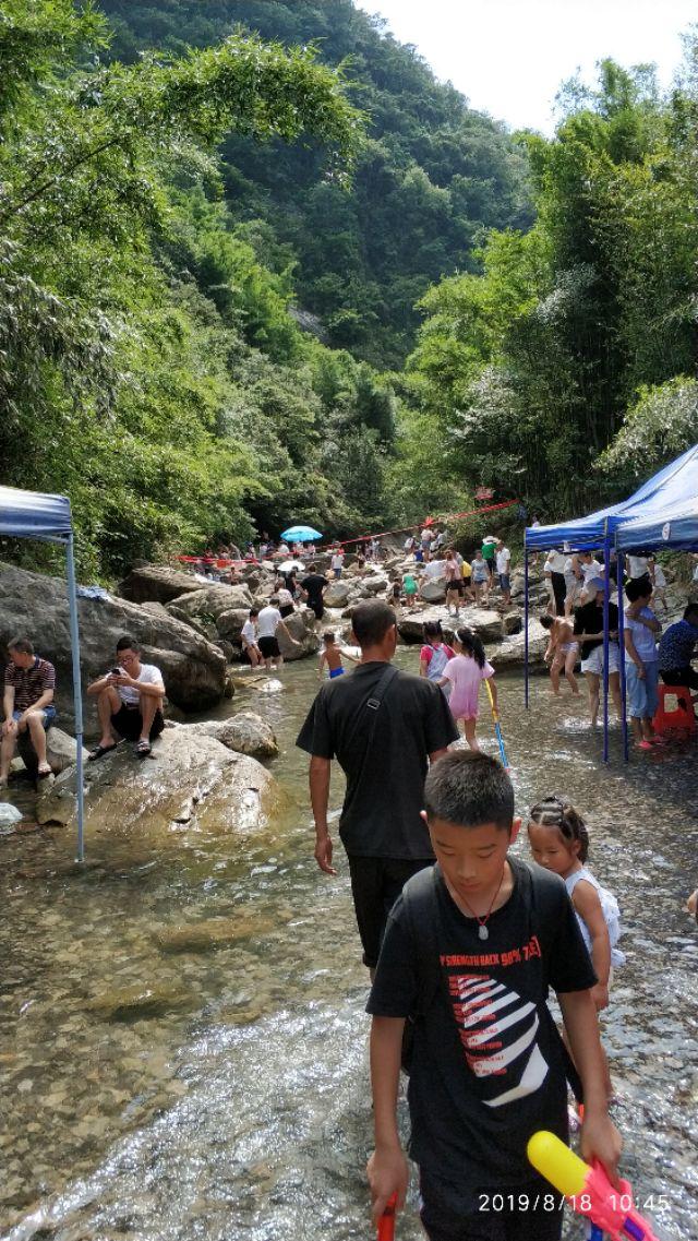 四川华蓥山石林风景区消暑好去处杨家河沟来