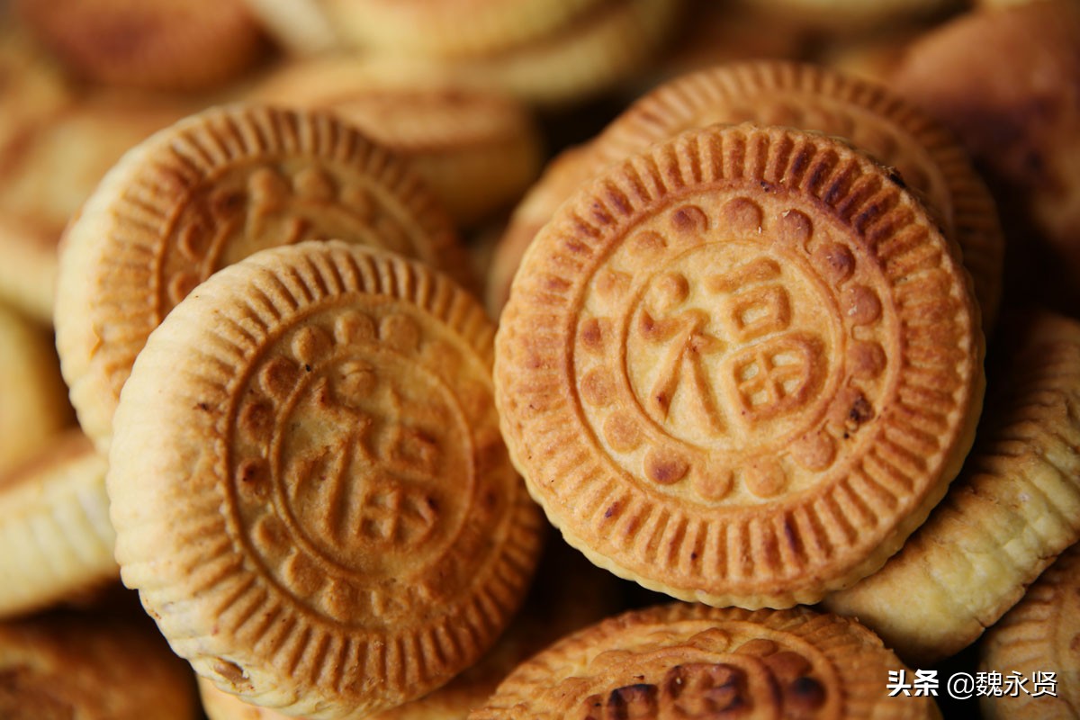 陕北人为中秋节提前做陕北土月饼,顾客闻香先尝鲜,老模样老味道