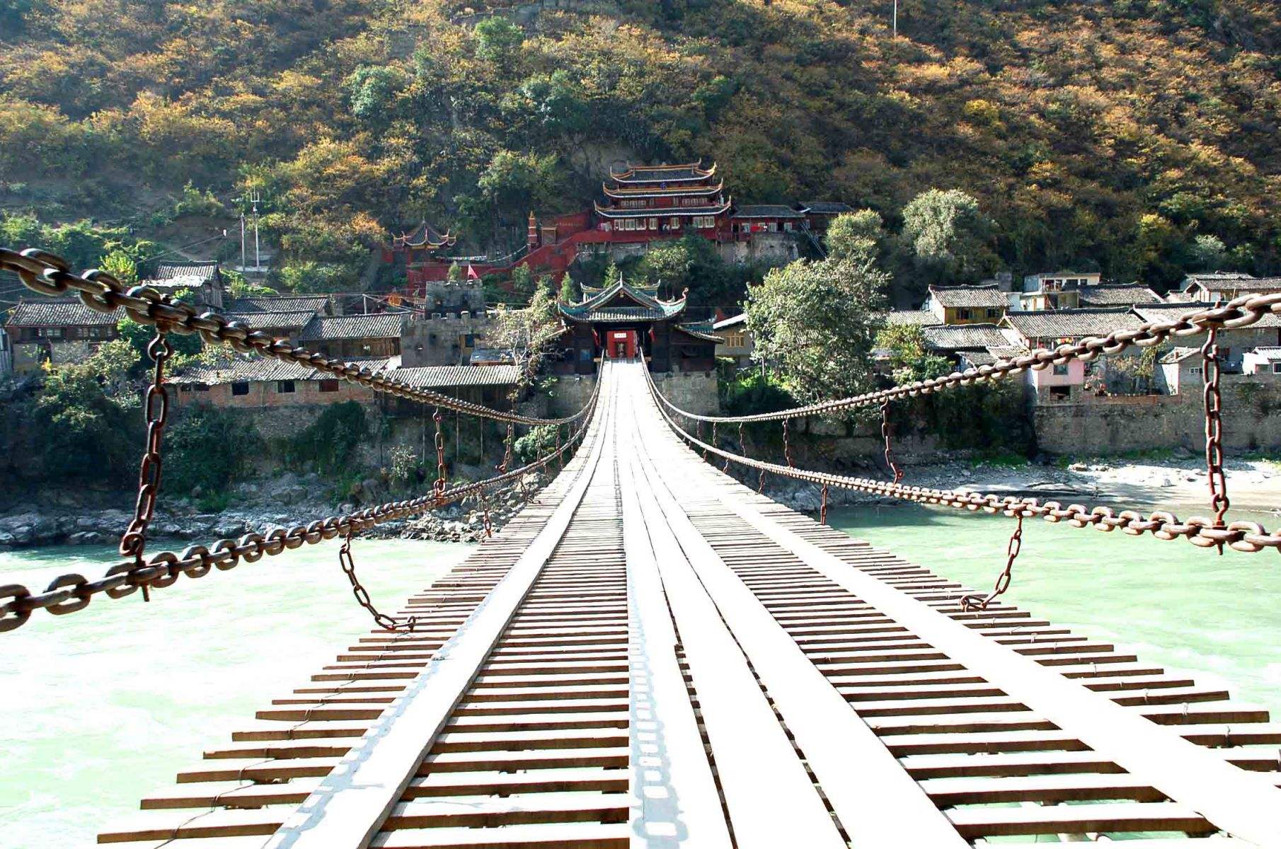 泸定桥又称铁索桥位于四川省泸定县境内,康熙皇帝亲自为该桥题写"泸定