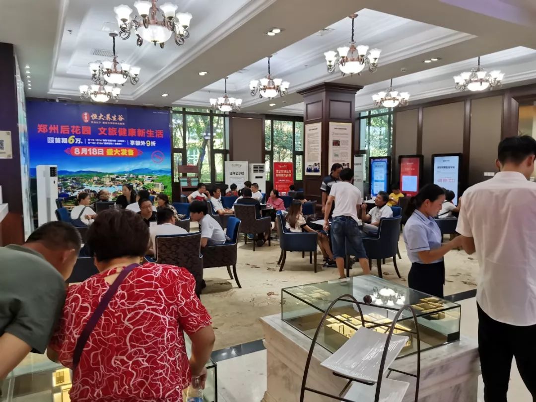 咋回事周一的售楼部现场竟然这么多人就是为了