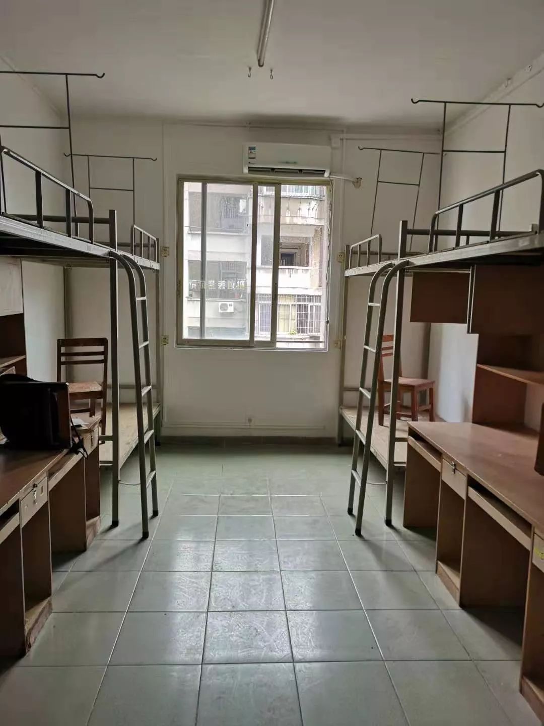 东风路校区的宿舍分布于生活区校道两旁,一般都是六人间或者四人间.