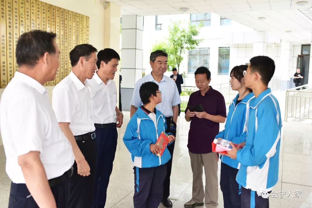 慈善会百万济寒门学子企业家善行天下助单亲