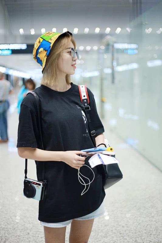 刘人语现在已经很有明星范了才17岁就这么时髦我可比不过