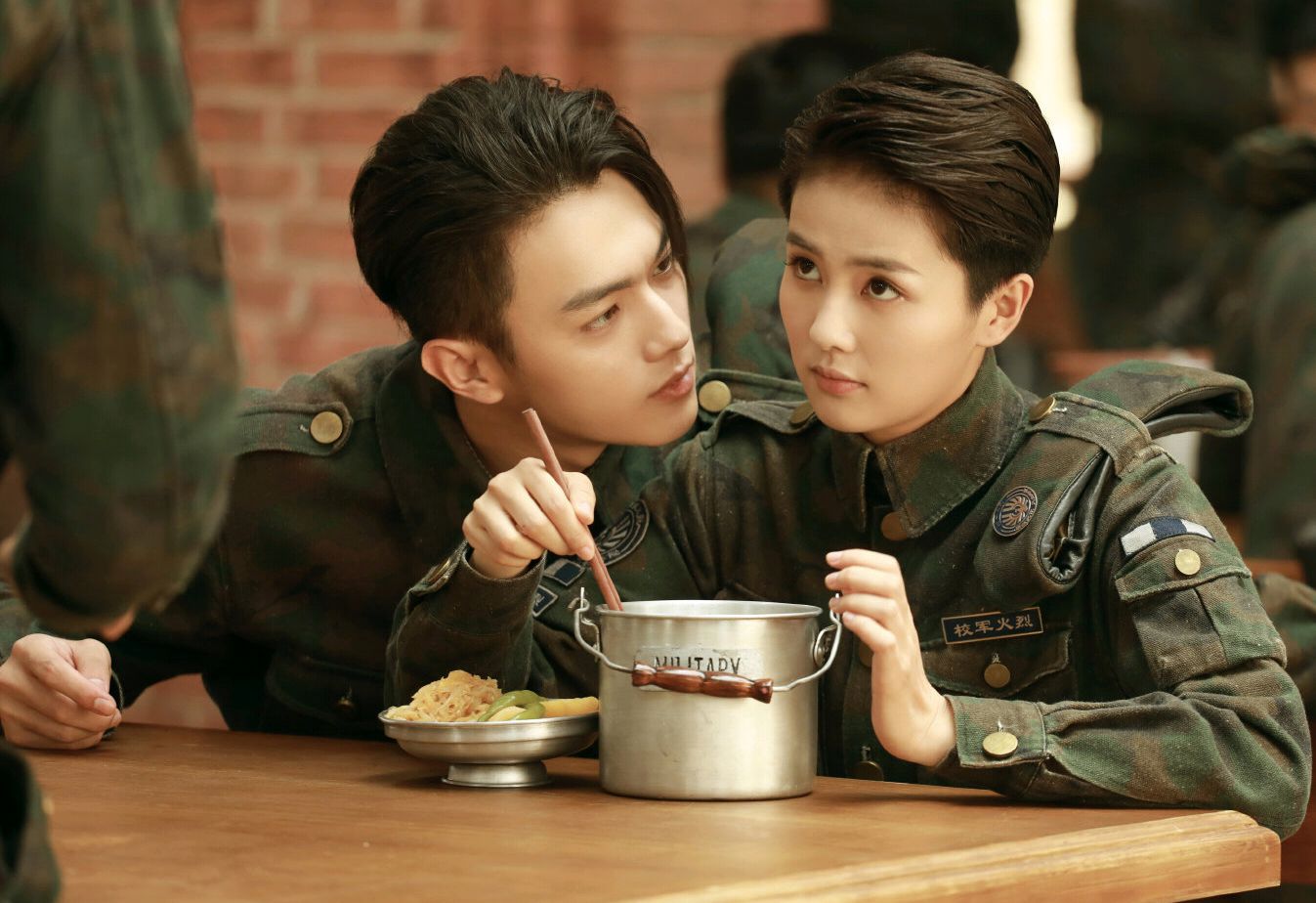 顾燕帧兄妹成情敌跳窗也不忘撩谢良辰我就是你的死鬼